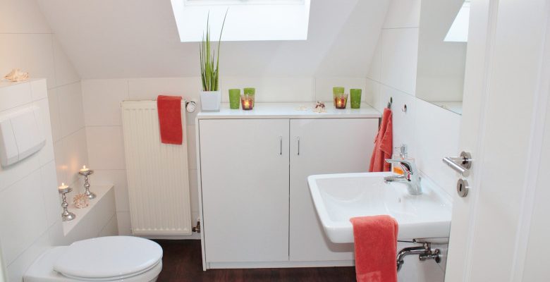 Comment meubler une toute petite salle de bain ?