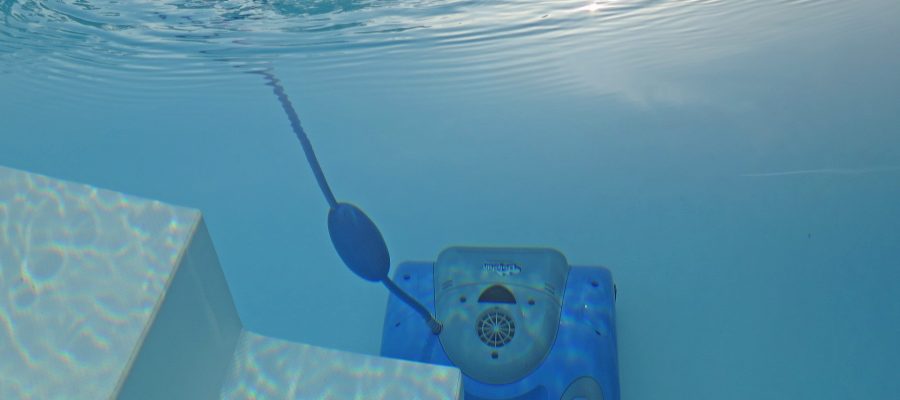Quelles sont les caractéristiques à prendre en compte lors de l’achat d’un robot aspirateur de piscine ?