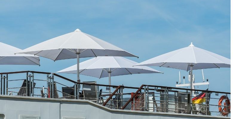 Quels sont les avantages et les inconvénients des parasols déportés ?