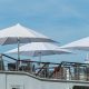 Quels sont les avantages et les inconvénients des parasols déportés ?